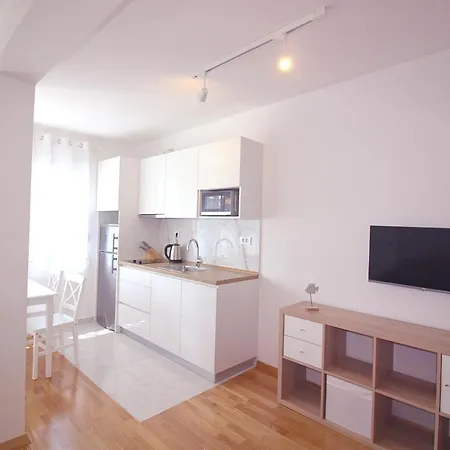 Sun Apartment *